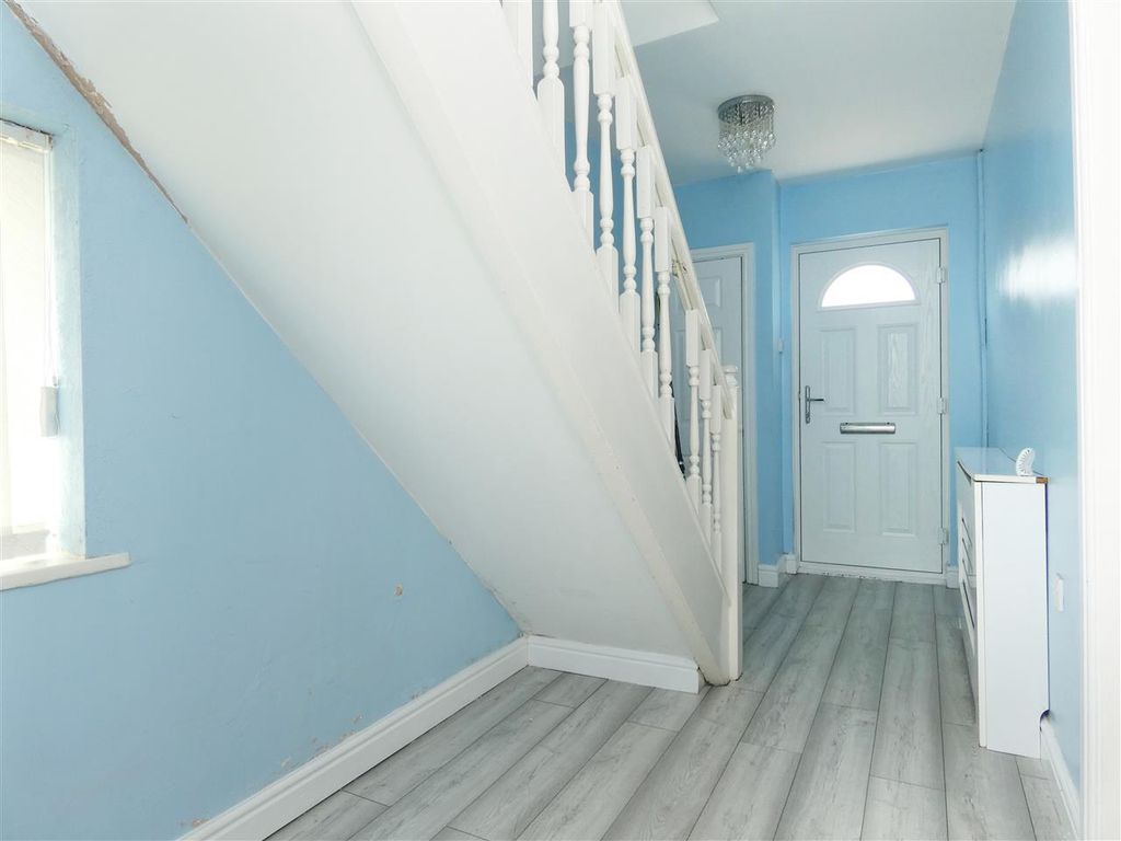 Property photo 3 of 15 Entrance Hall