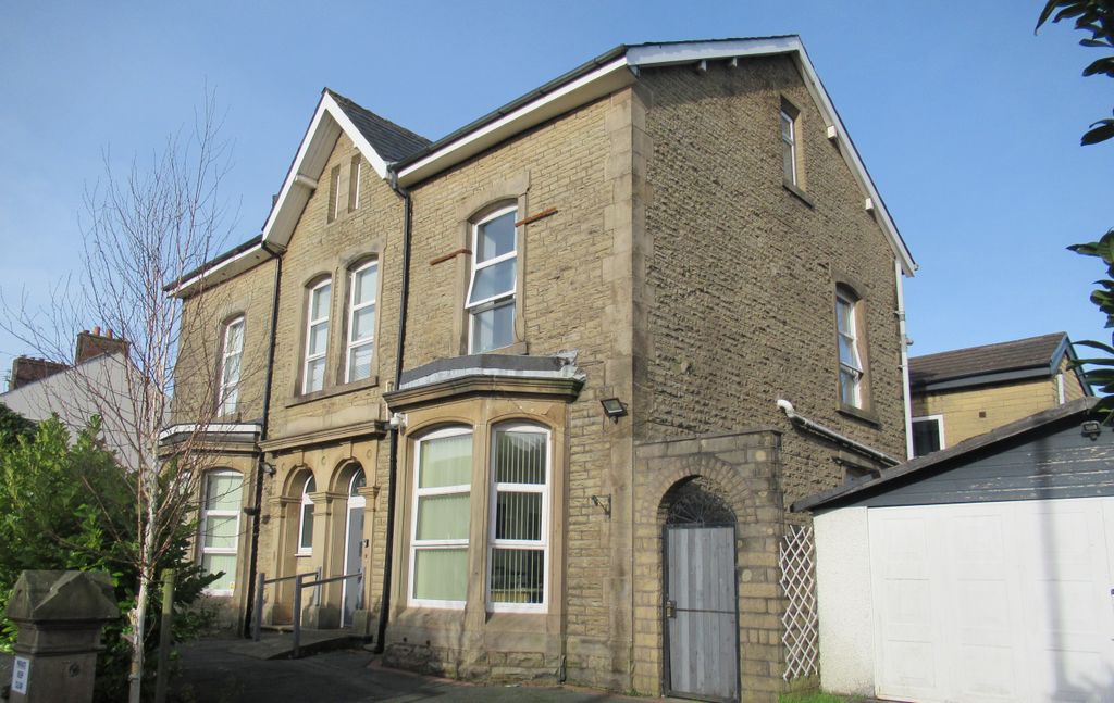 Property photo 1 of 8 External