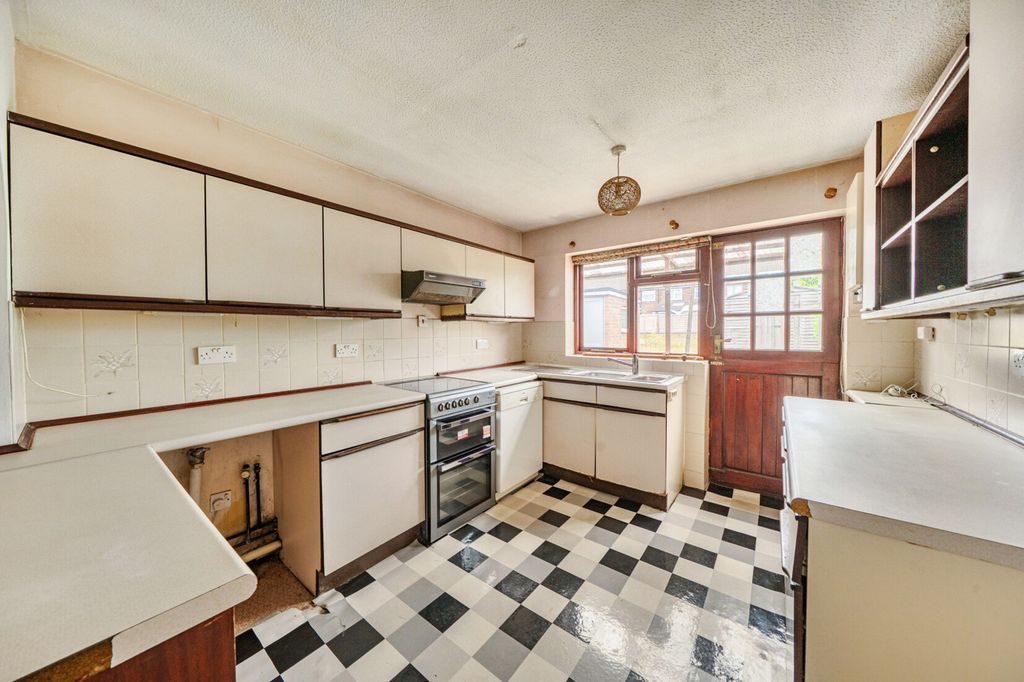 Property photo 3 of 19 Kitchen