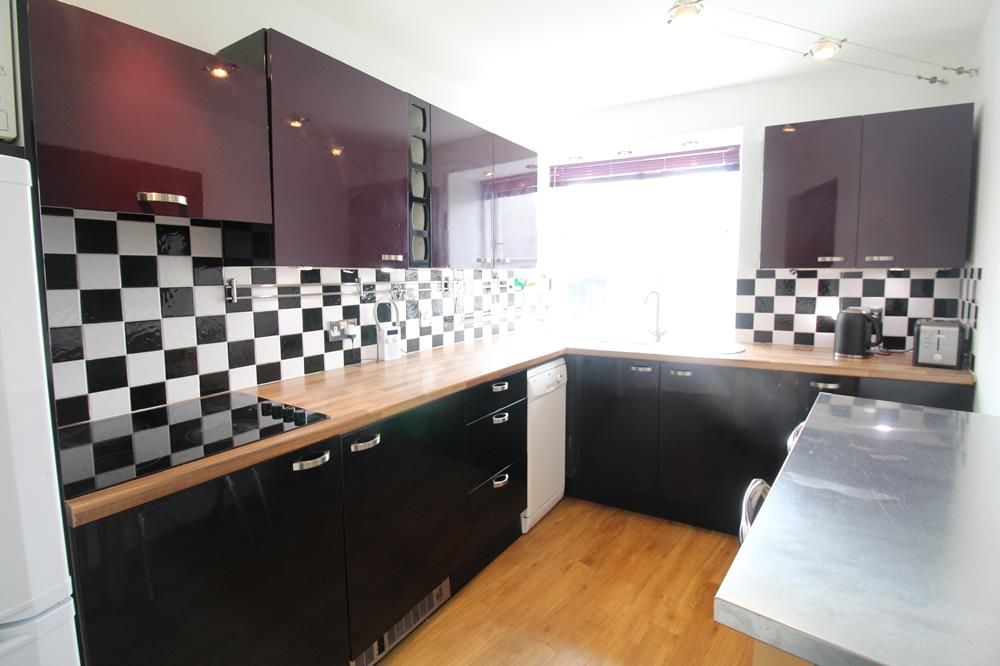 Property photo 3 of 8 Kitchen
