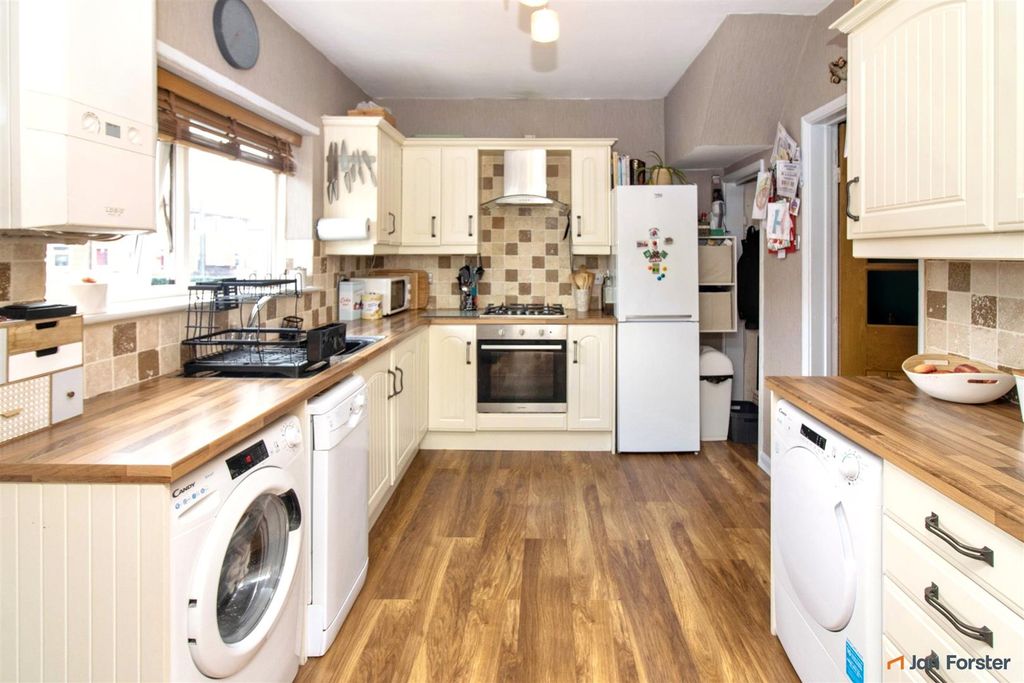 Property photo 3 of 17 Kitchen