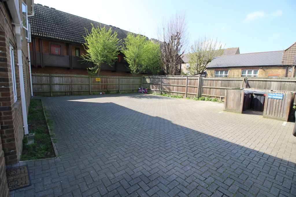 Property photo 3 of 9 Photo 7