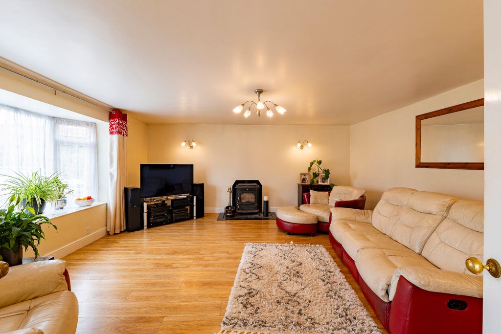Property photo 3 of 21 4420755