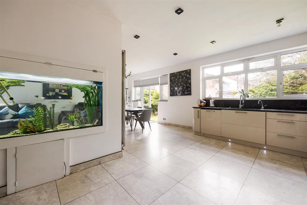 Property photo 3 of 46 Aldersbrook Road, E12