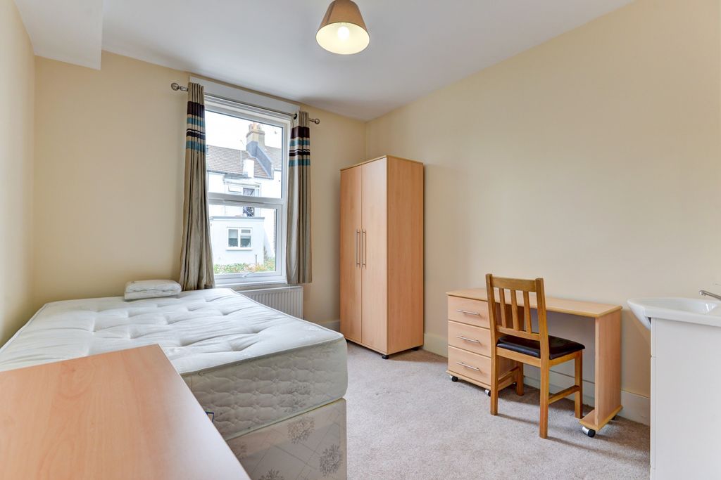 Property photo 3 of 17 A Tidy, Well-Lit Student Bedroom Featuring A Doubl...