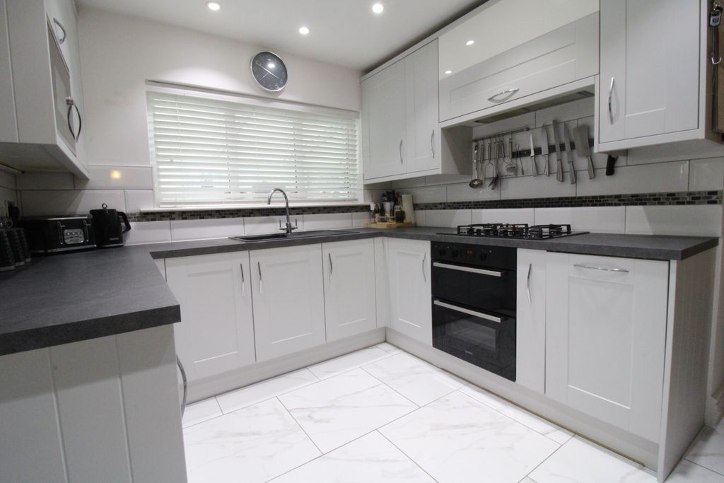 Property photo 2 of 21 Kitchen