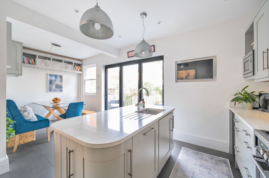 Property photo 3 of 38 Island