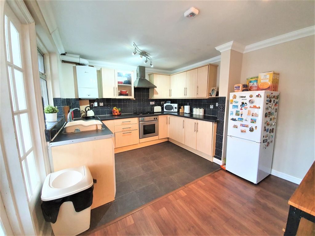 Property photo 2 of 11 Kitchen