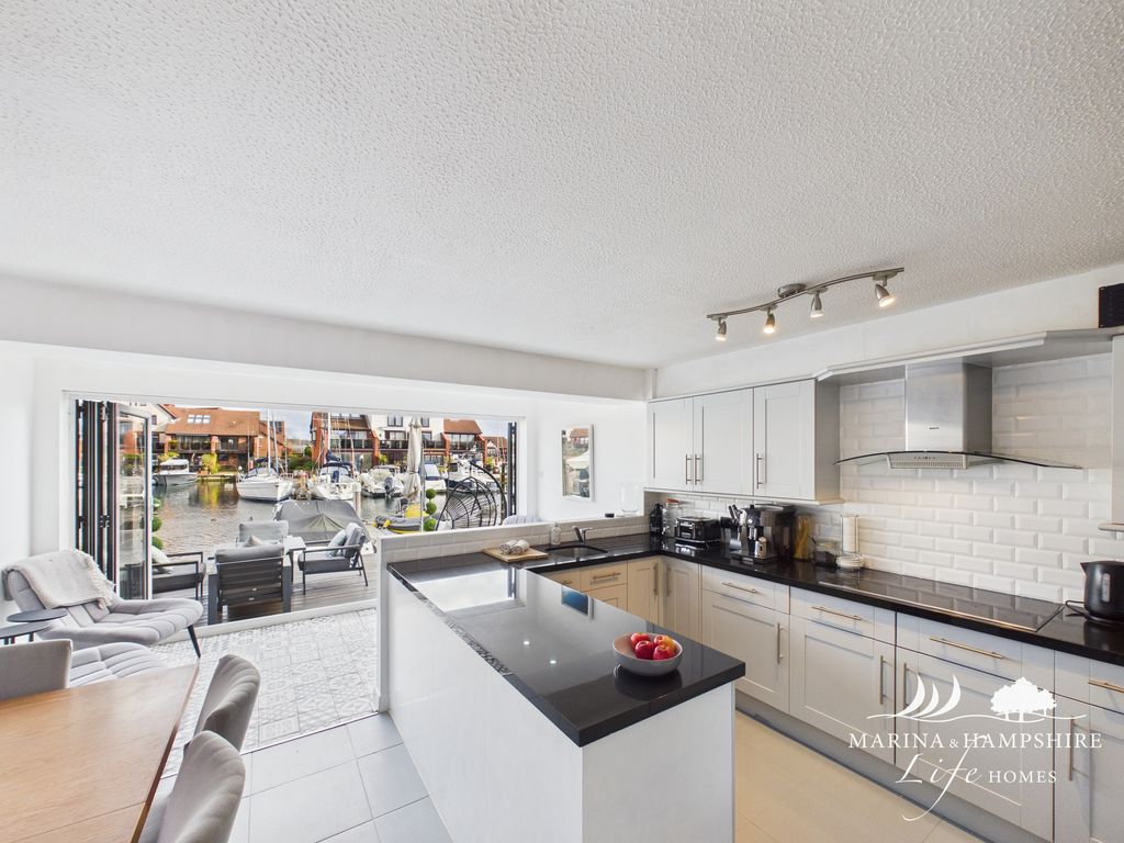 Property photo 2 of 31 Cam03915G0-Pr0030-Still012