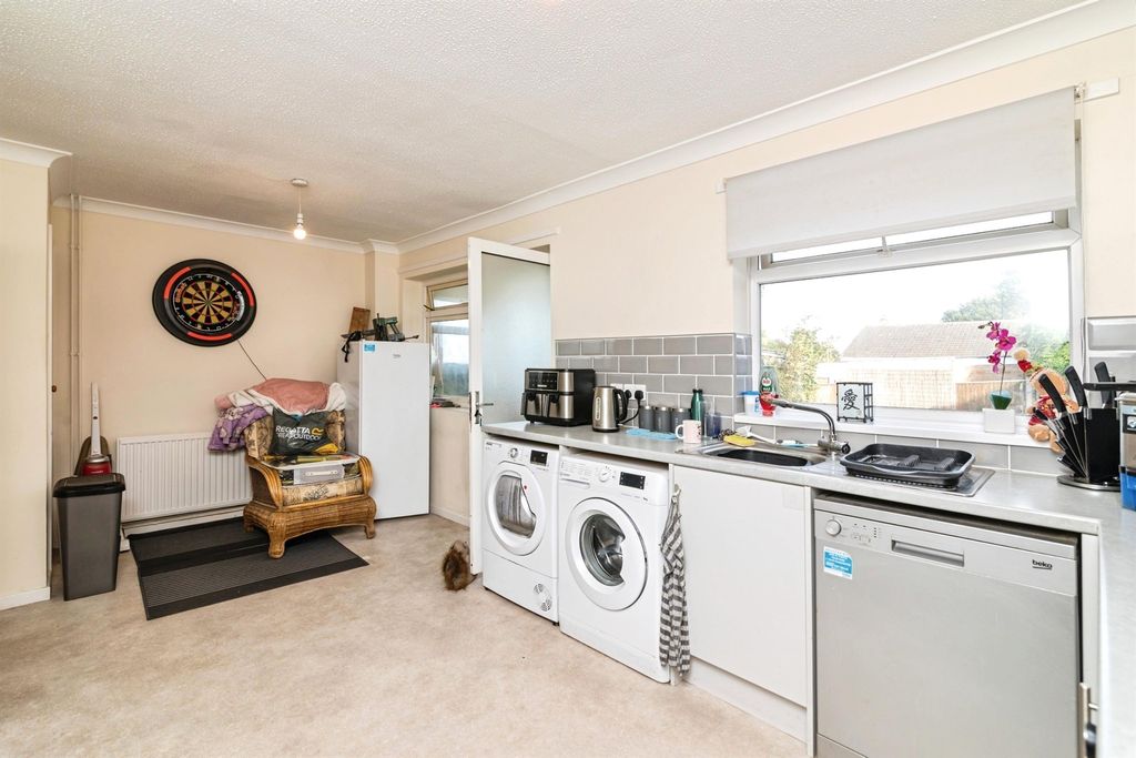 Property photo 2 of 7 Kitchen