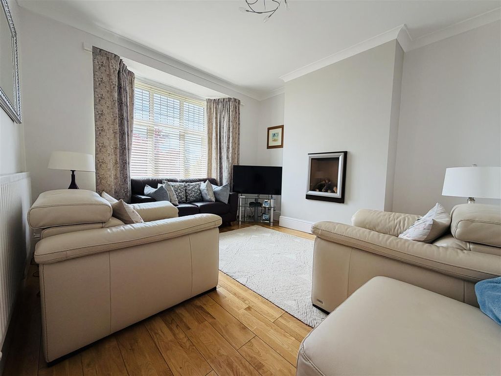 Property photo 2 of 16 Lounge