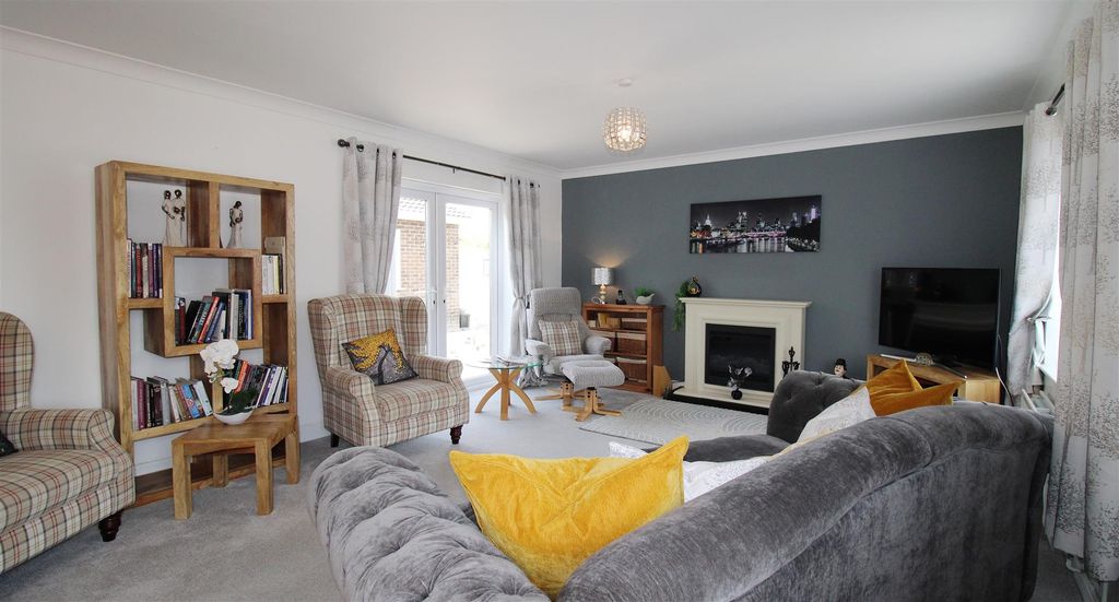 Property photo 2 of 22 Living / Dining Room