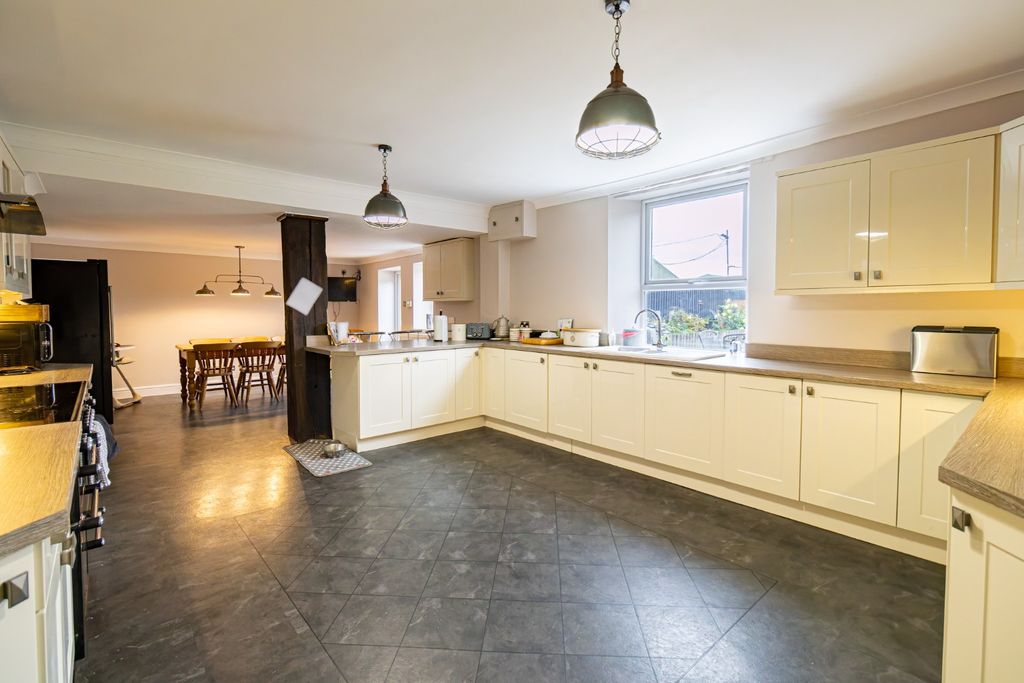 Property photo 3 of 49 4613905