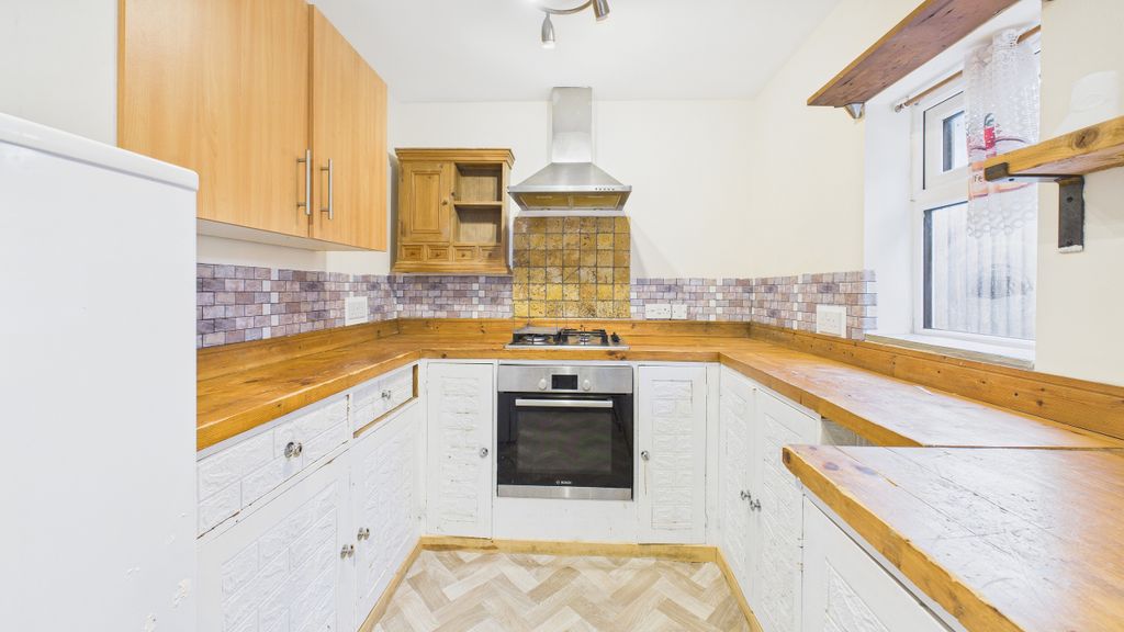 Property photo 3 of 18 Cam04968G0-Pr0095-Still002