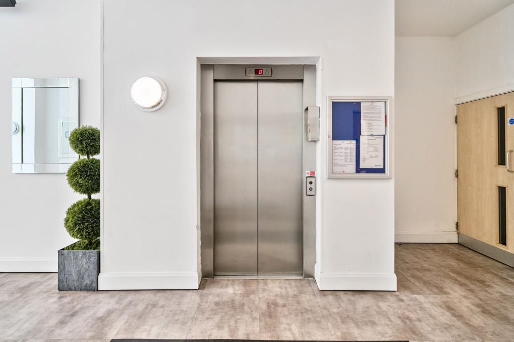 Property photo 3 of 17 Lift