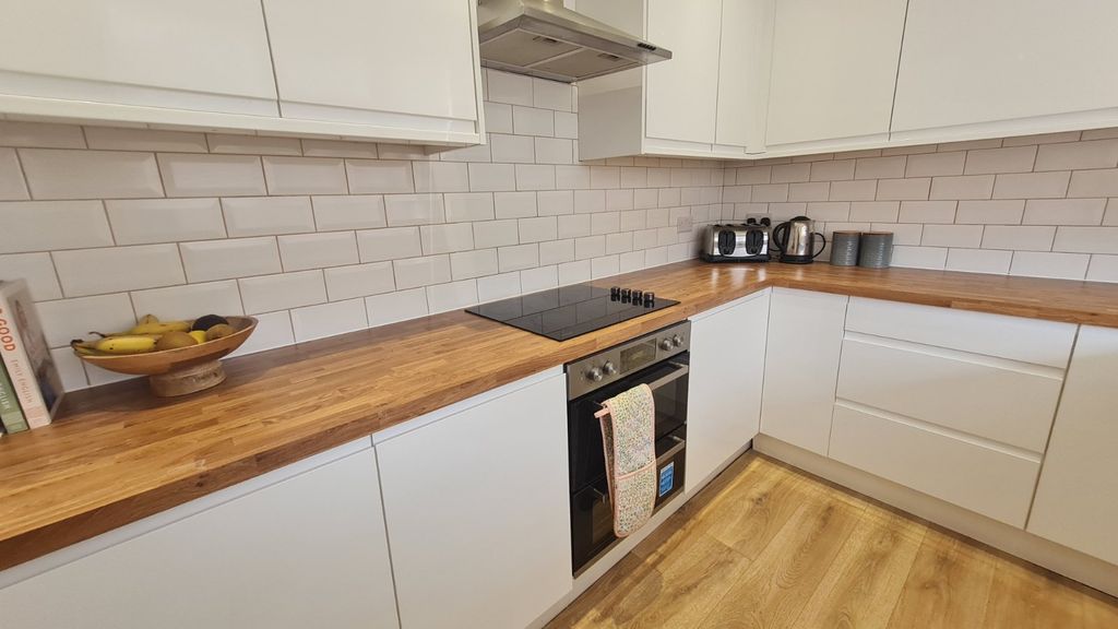 Property photo 2 of 21 Picture No. 12
