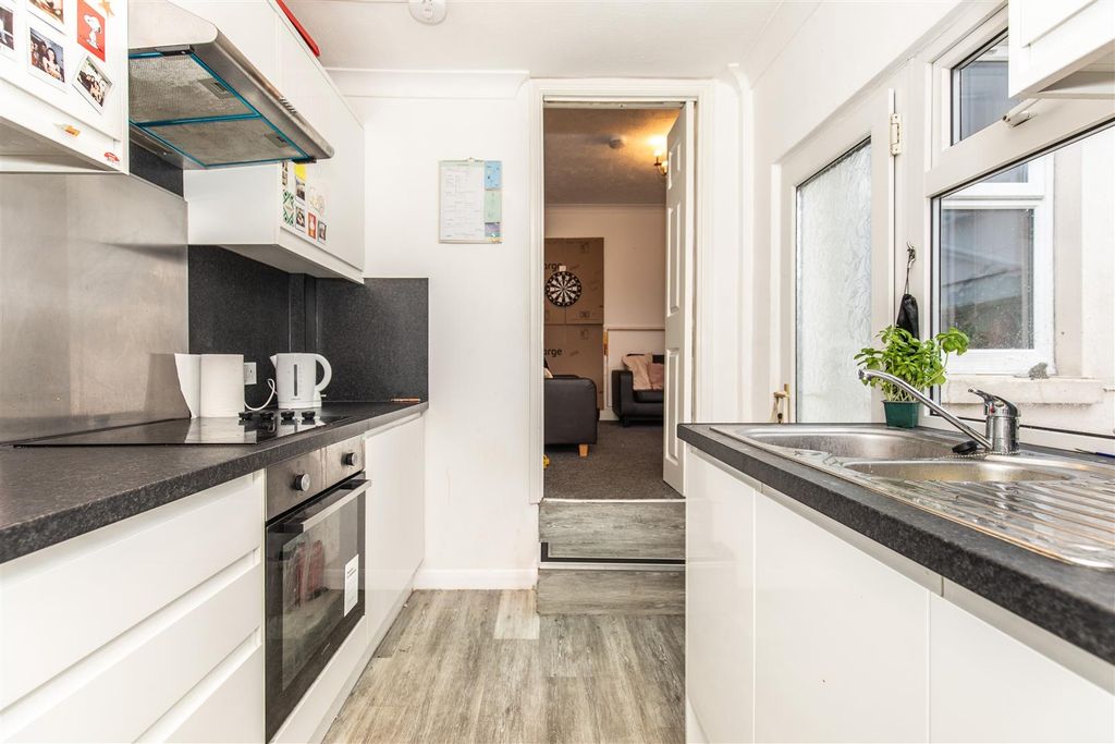 Property photo 1 of 11 Kitchen