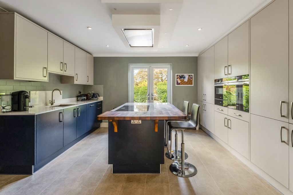 Property photo 3 of 11 Kitchen