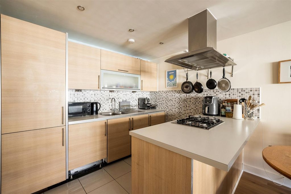 Property photo 3 of 17 Maud Road, E10