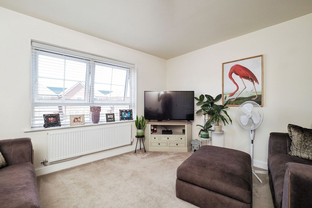 Property photo 3 of 17 Lounge