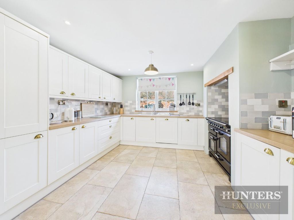 Property photo 3 of 27 Kitchen