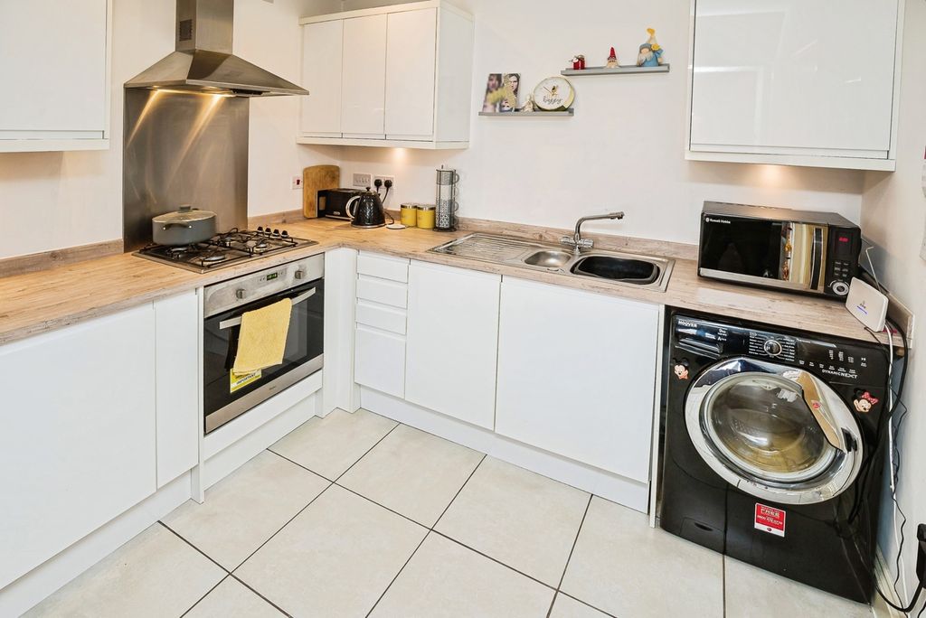 Property photo 3 of 9 Kitchen