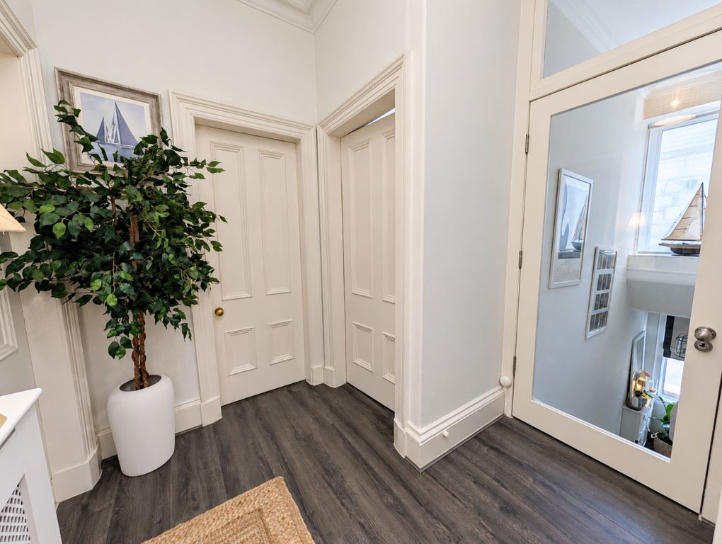Property photo 2 of 31
