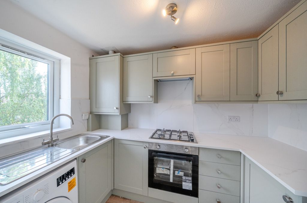 Property photo 2 of 18 Newly Installed Kitchen