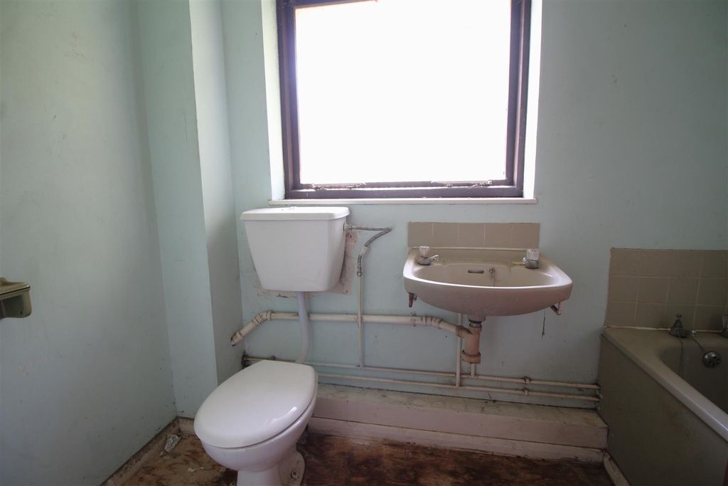 Property photo 3 of 9 Bathroom .Jpg