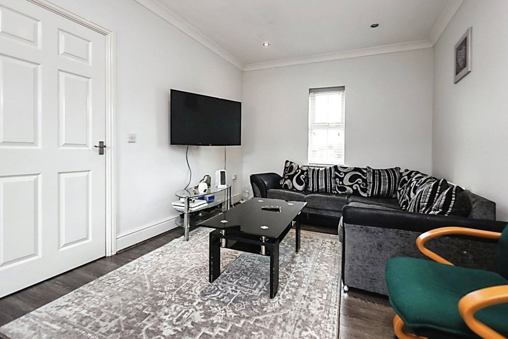 Property photo 3 of 15 Lounge