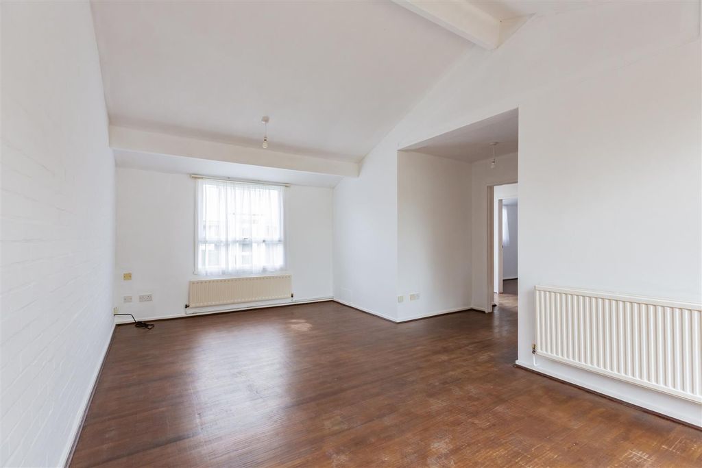 Property photo 3 of 12 122 Knights Croft-Hr5.Jpg