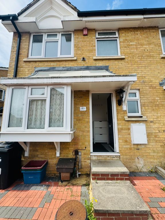 Property photo 1 of 20 Well Proportioned Semidetached Three Bedroom Property For Rent In Tw14 Area