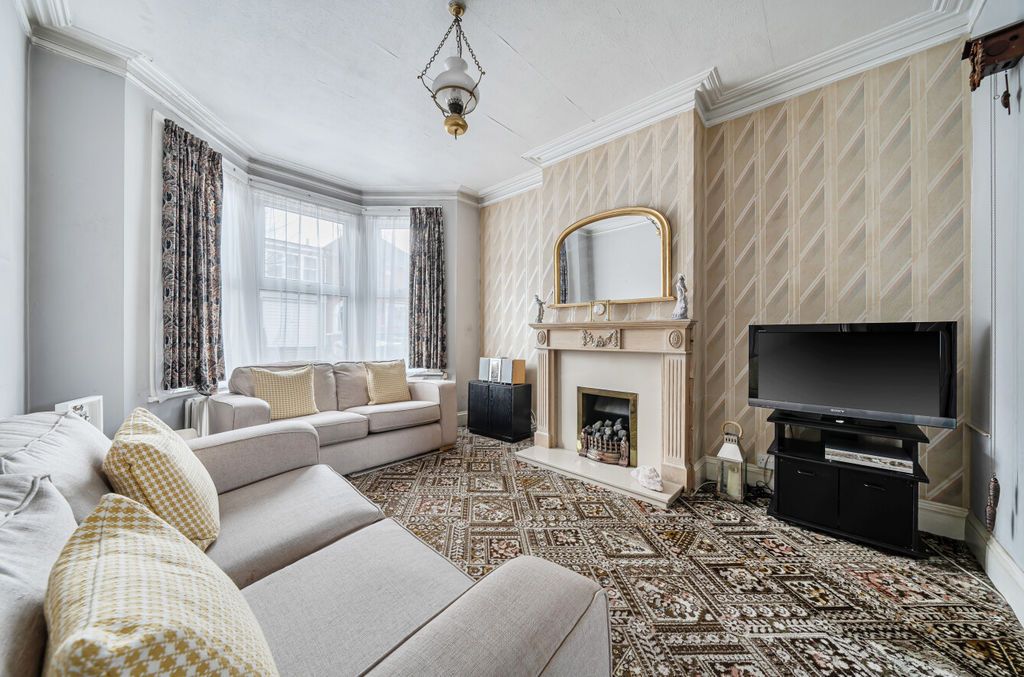 Property photo 2 of 17 Lounge