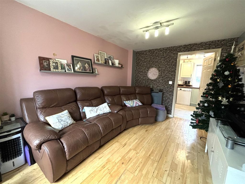 Property photo 2 of 11 Lounge