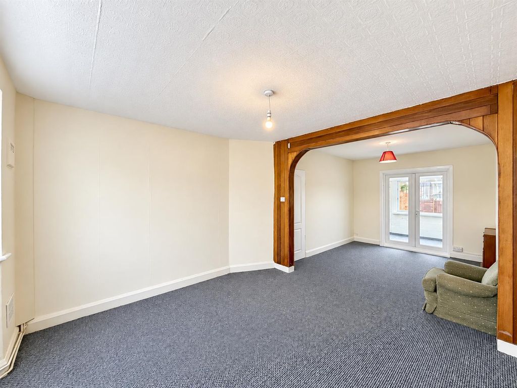 Property photo 2 of 12 Through Lounge