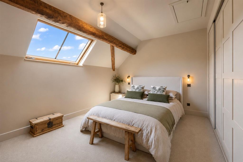 Property photo 3 of 35 Bedroom Morgrove.Jpg
