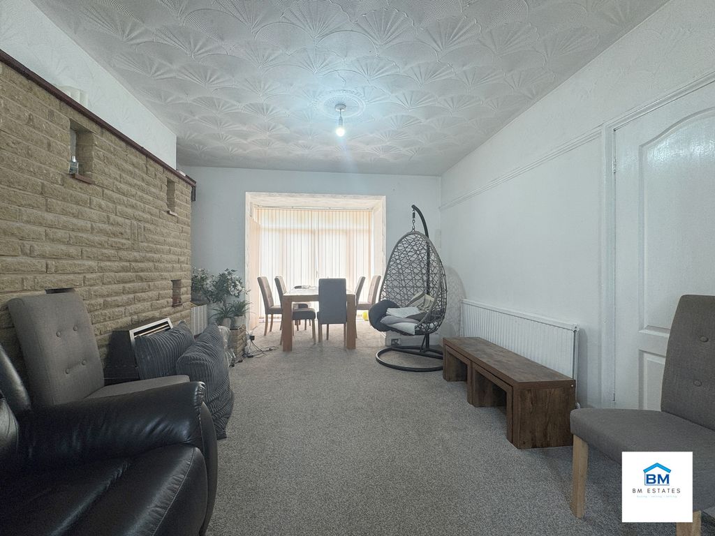 Property photo 2 of 10 Through Lounge