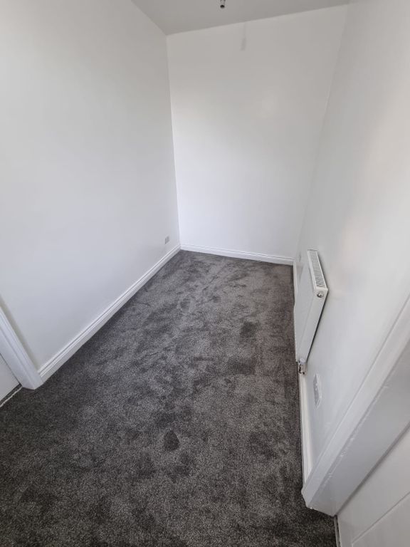 Property photo 3 of 8 Entrance Hall