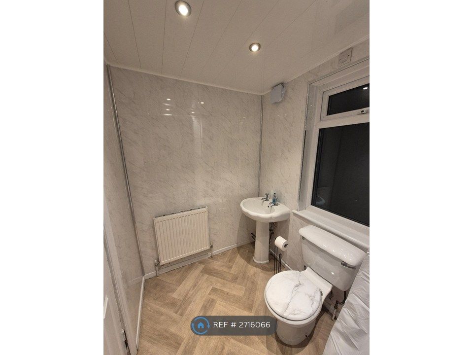 Property photo 2 of 17 Main Bathroom