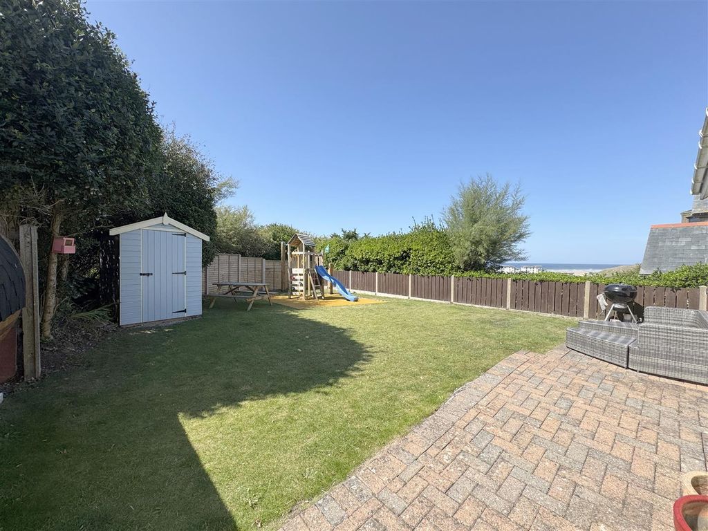 Property photo 2 of 25 Gardens