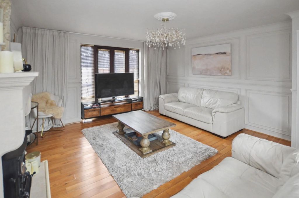 Property photo 3 of 28 Lounge