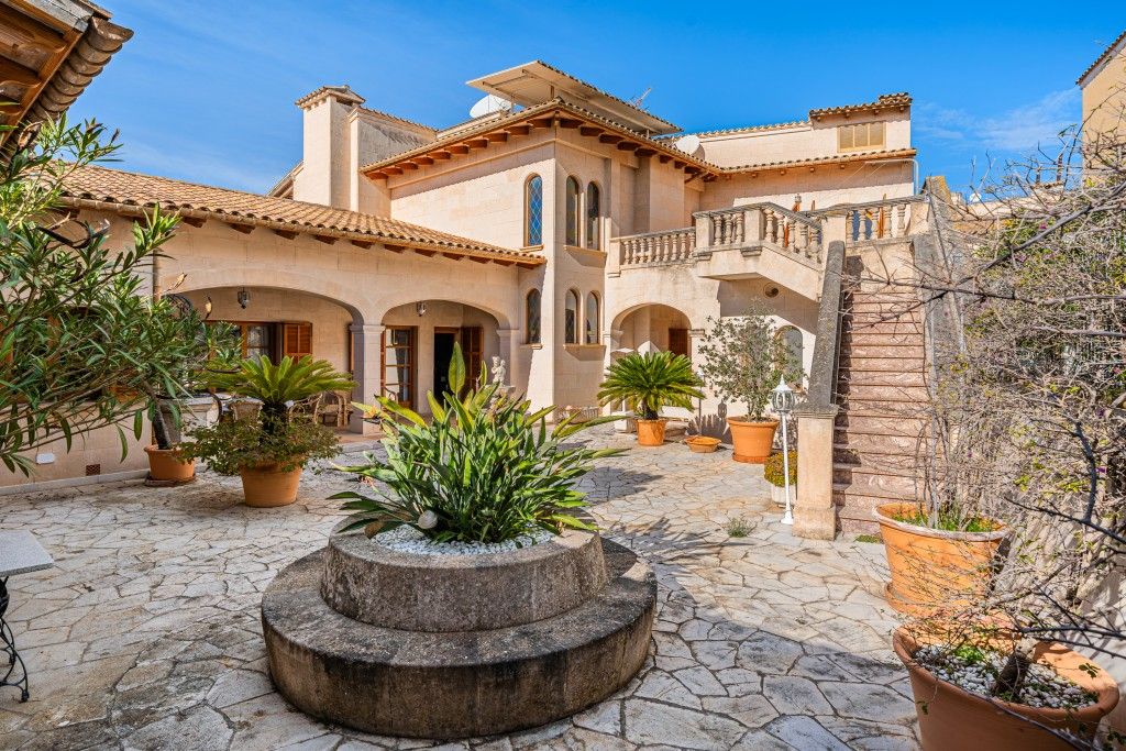 Property photo 1 of 20 Courtyard