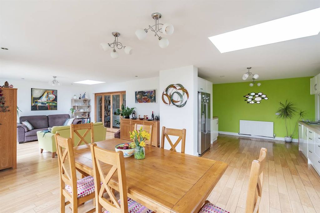 Property photo 2 of 32