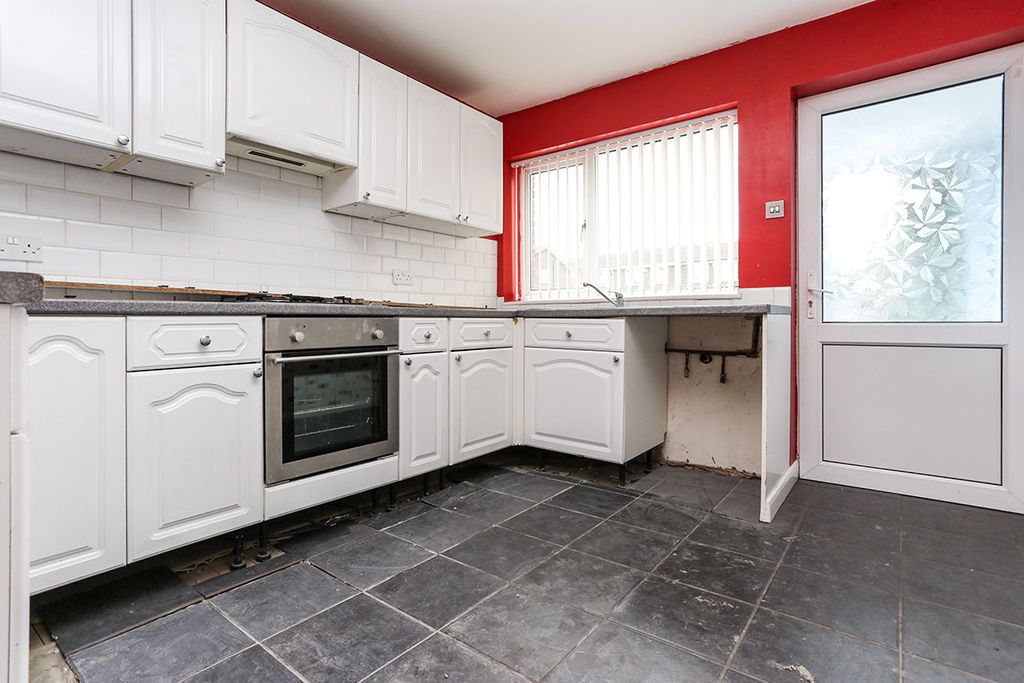 Property photo 3 of 12 Kitchen