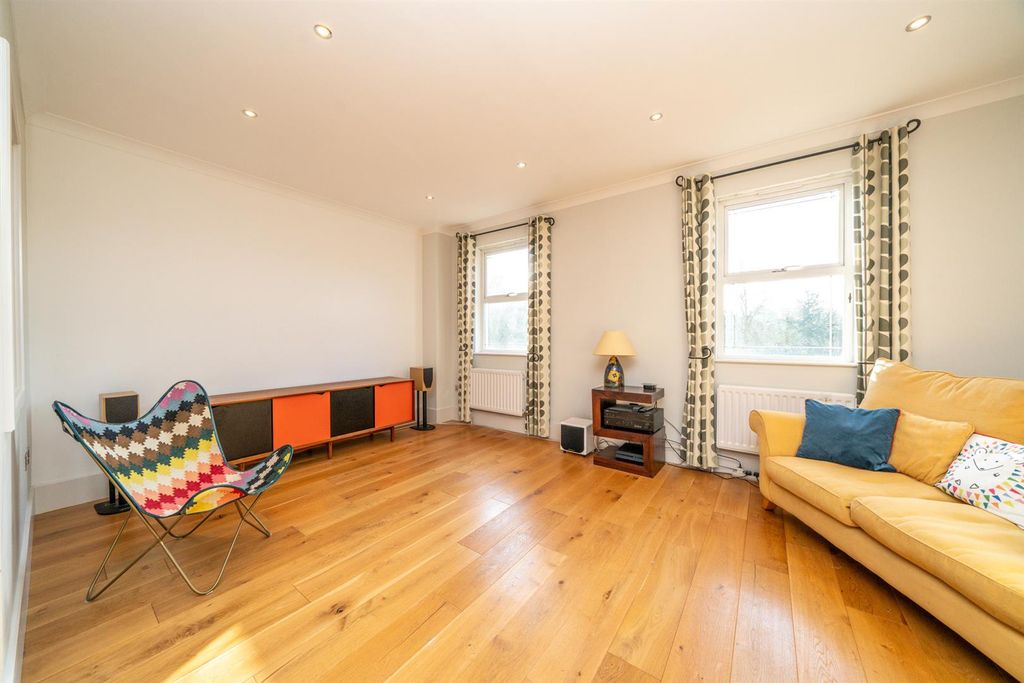 Property photo 2 of 23 Lounge