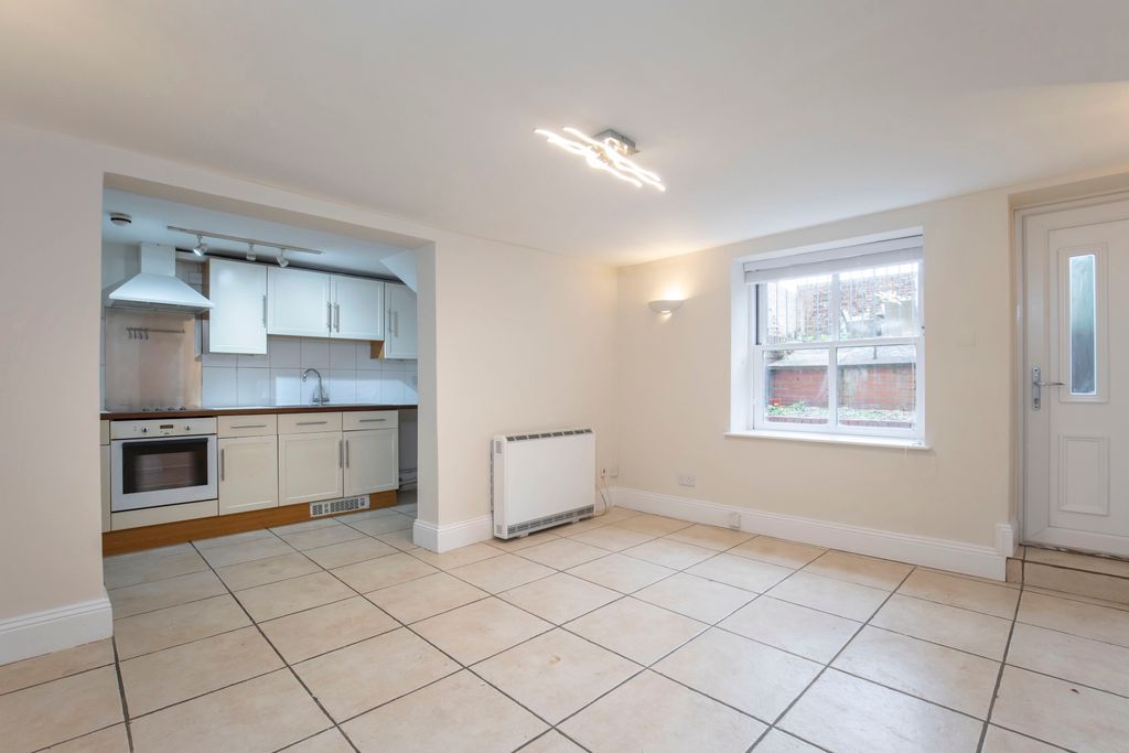 Property photo 3 of 8 Flat 1, 16 St Georges Place-08