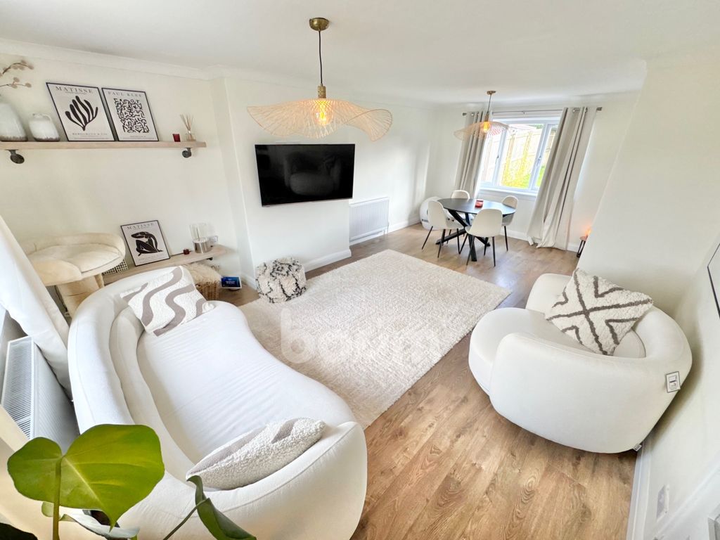 Property photo 2 of 18 Lochinver Crescent, Paisley Lounge Shot