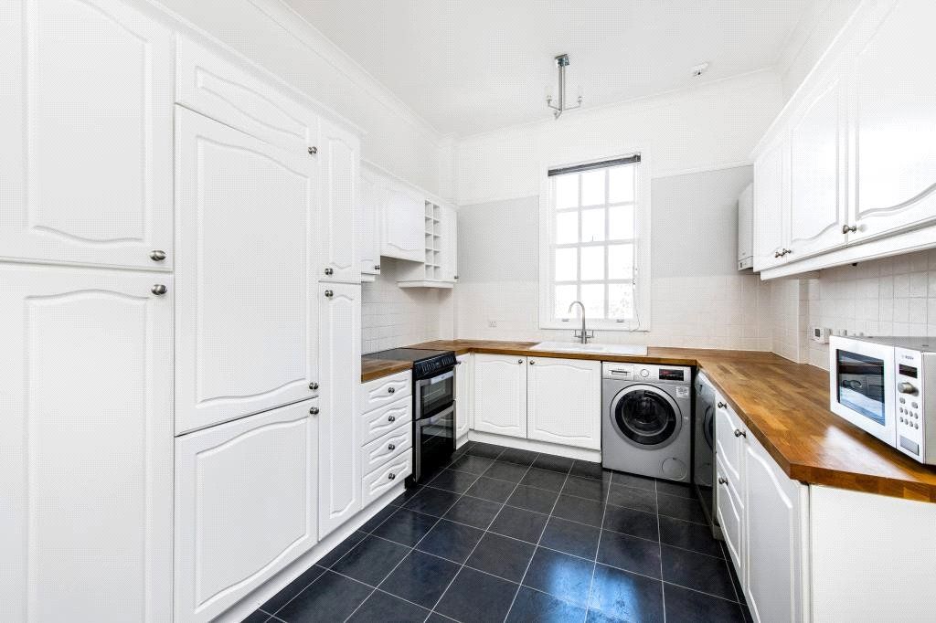 Property photo 3 of 10 Kitchen