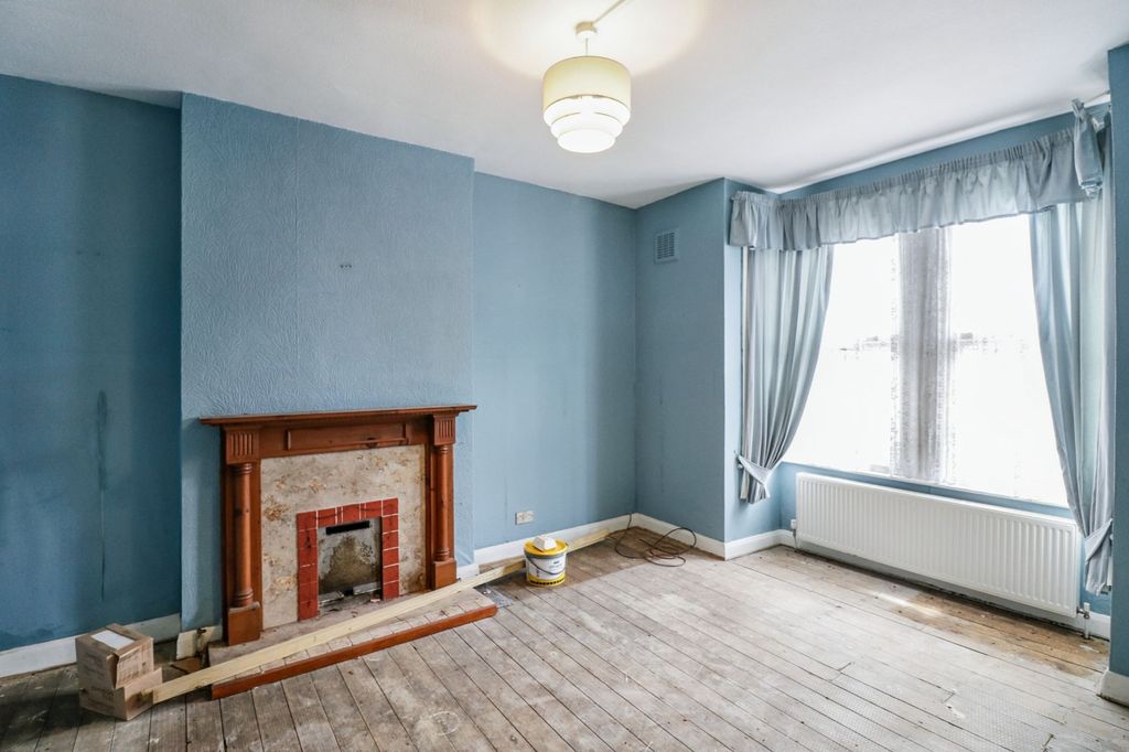 Property photo 2 of 19 Gff &amp; Fff, 11 Cavendish Drive, Leytonstone, London, E11 1Dn
