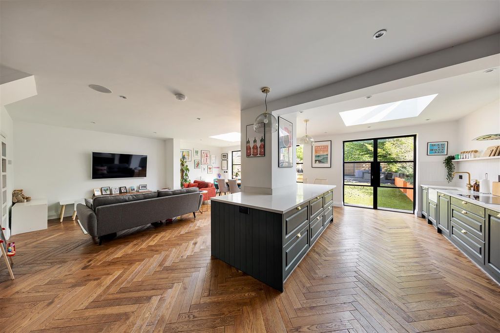 Property photo 2 of 28 Warboys Crescent E4